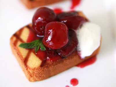 alt="Grilled pound cake with cherries"